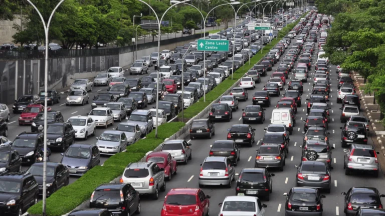 Carro é o principal meio para ir até o trabalho no Brasil, diz IBGE