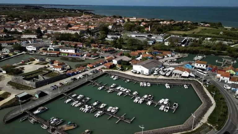 Homem atropela 10 em ilha francesa e é preso sob suspeita de motivação religiosa