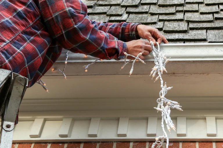 Homem despenca da sacada ao pendurar luzes de Natal e morre