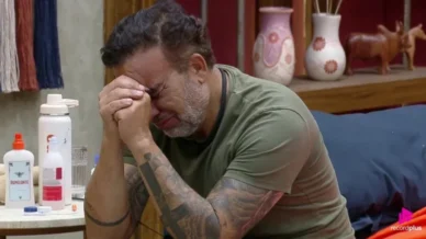 Arrependido? Fabiano chora após expulsão de Creo em A Fazenda 17: Vergonha