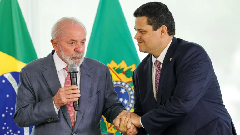 Antes de indicar Messias, Lula ligou a Alcolumbre para pacificar relação