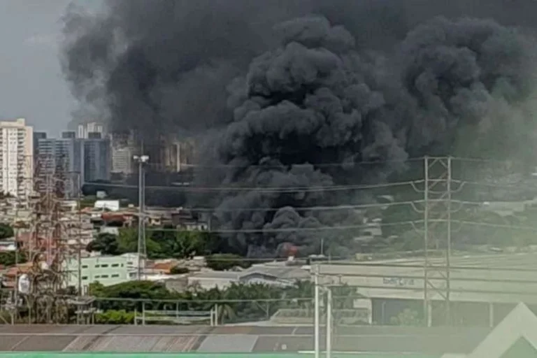 Pânico em São Paulo: Incêndio gigantesco consome prédio comercial e deixa homem gravemente ferido!