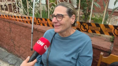 Moradora se emociona ao relatar danos causados por explosão no Tatuapé