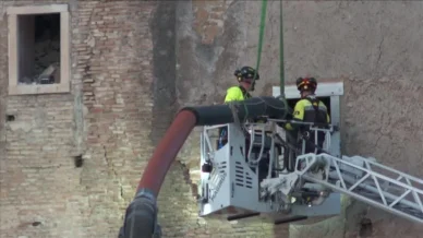 Homem morre após ficar 11 horas em escombros de torre que desabou em Roma