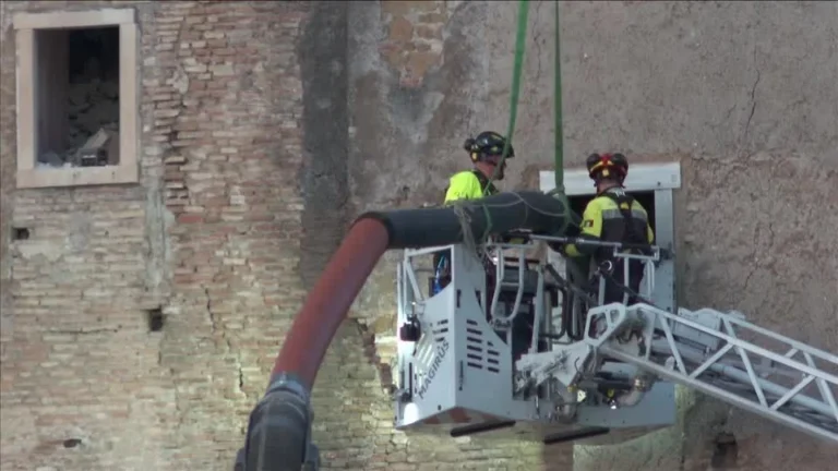 Homem morre após ficar 11 horas em escombros de torre que desabou em Roma