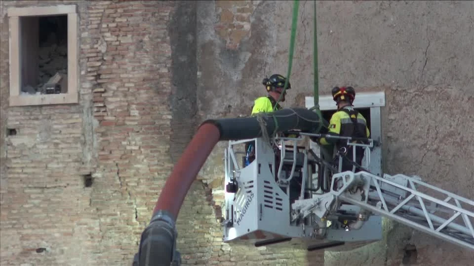 Homem morre após ficar 11 horas em escombros de torre que desabou em Roma