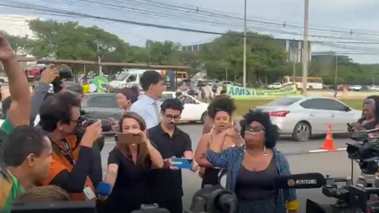 Desde a prisão, apoiadores e críticos de Bolsonaro trocam acusações na PF