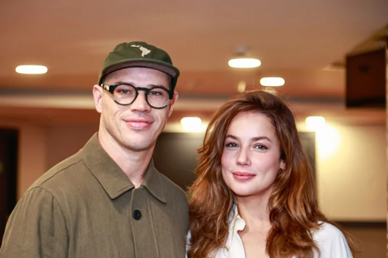 José Loreto e namorada Fernanda Marques curtem noite de teatro juntos em SP