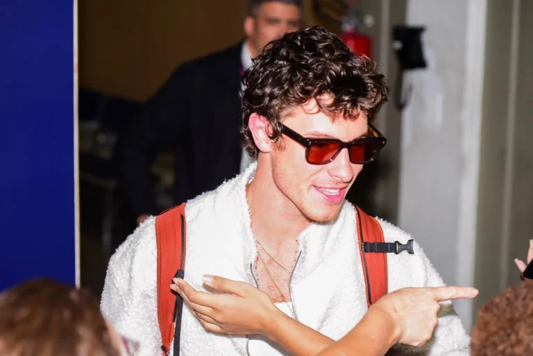 Shawn Mendes é visto comendo pastel em aeroporto de Campinas (SP)