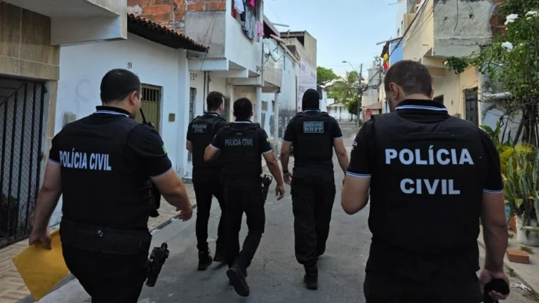 CE: Polícia desarticula fábrica clandestina de cigarros e prende paraguaios