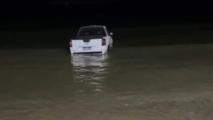 Motorista bêbado invade praia em Florianópolis e entra no mar com carro