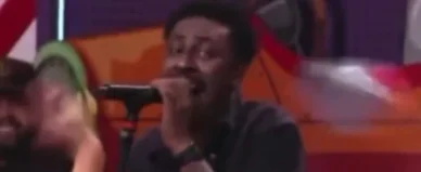 Briga generalizada interrompe show de Pixote em ‘A Fazenda’