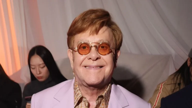 Saiba motivo que fez Elton John pausar aposentadoria para cantar no Brasil