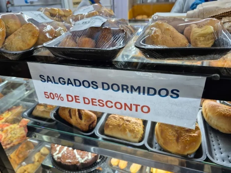 Vigilância joga alimentos fora, comerciante tenta pegar do lixo e vai preso