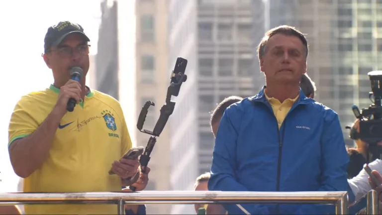 Prisão de Bolsonaro abre margem para investigação contra Flávio