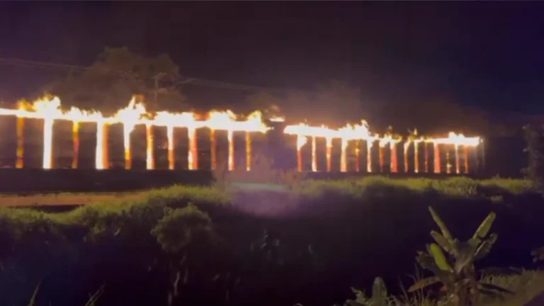 Vídeo: trem em movimento com celulose é incendiado no litoral de São Paulo