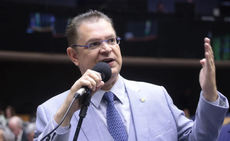 Líder do PL: “Aplicaram morfina para evitar reação à prisão de Bolsonaro”