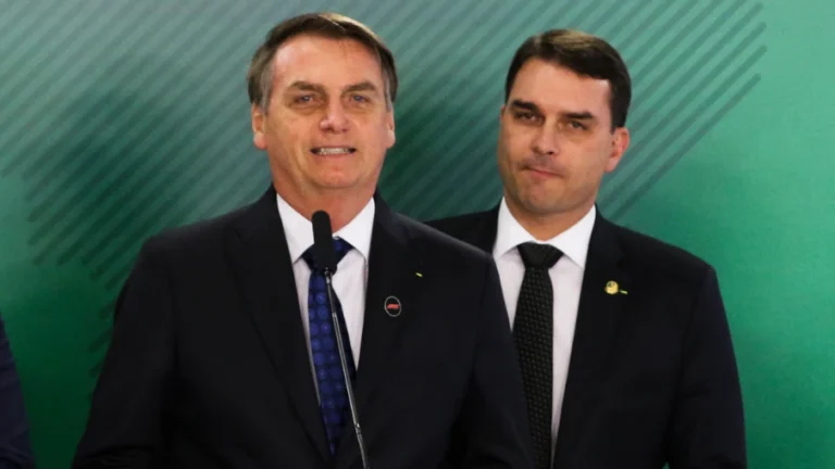 Flávio diz que saúde de Bolsonaro pirou com fortes soluços nas últimas 24h