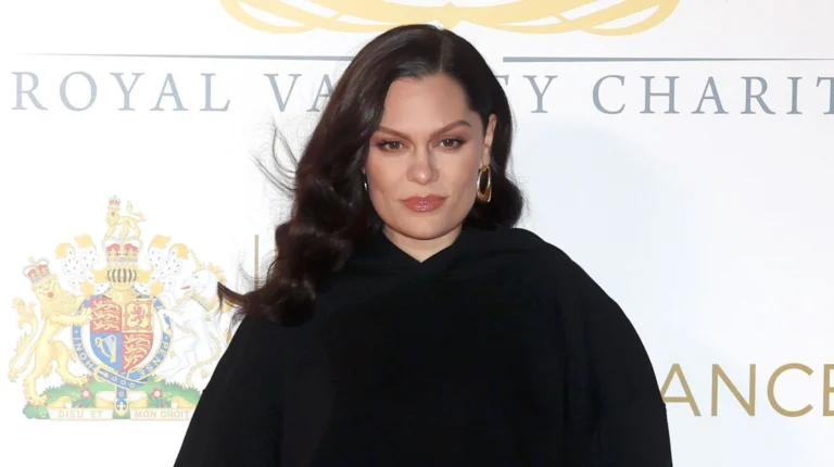 Jessie J revela motivo de ter escolhido moletom preto em evento de gala