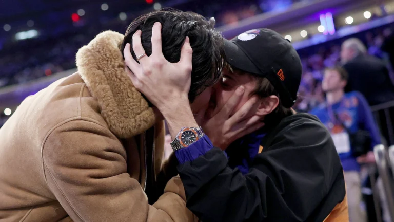 Atores de “O Verão Que Mudou Minha Vida” se beijam em jogo de basquete