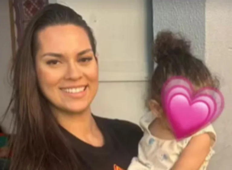 Bebê de 1 ano 11 meses é resgatada por policial de folga após ser esquecida em carro por 2 horas