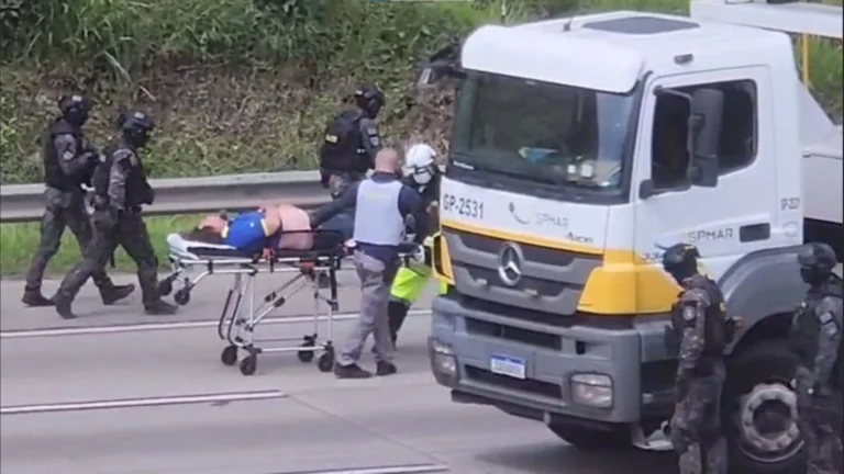 Rodoanel: veja imagens do resgate de motorista em suspeita de bomba