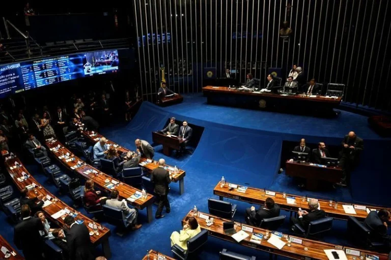 Senado aprova projeto que torna crime obstrução de vias com barricadas