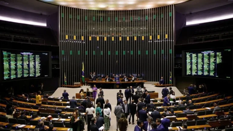 Câmara aprova projeto que amplia licença-paternidade