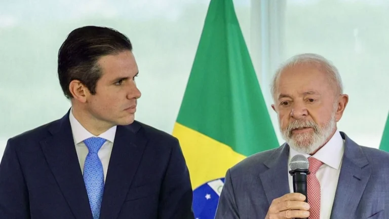 Após ruídos e acordos frustrados, Hugo se aproxima de Lula mirando 2026