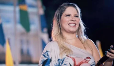 Foto de Marília Mendonça ao lado de copiloto de avião antes da queda é redescoberta e viraliza; veja