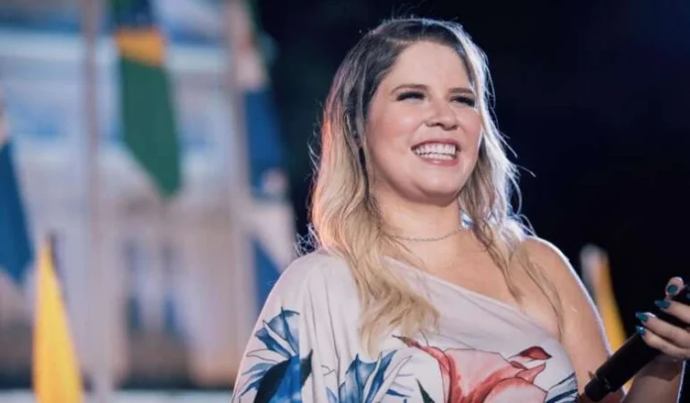 Foto de Marília Mendonça ao lado de copiloto de avião antes da queda é redescoberta e viraliza; veja