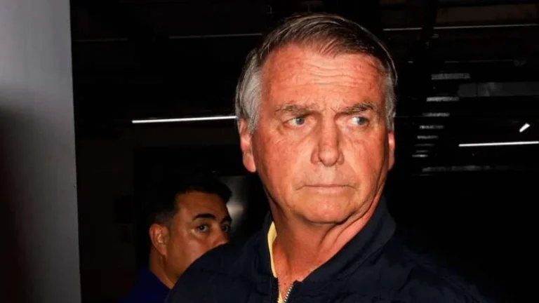 Bolsonaro está sendo medicado para evitar trombose, aponta boletim médico