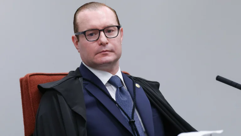 Zanin segue Moraes e vota para condenar cinco réus do núcleo 2