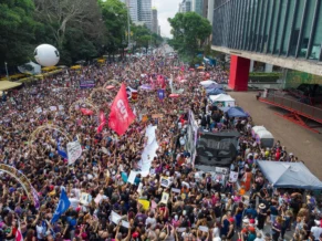 Manifestantes se reúnem na Avenida Paulista contra o feminicídio no Brasil