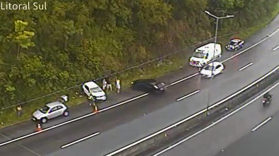 Vídeo: Homem atropela policiais que atendiam acidente em rodovia de SC