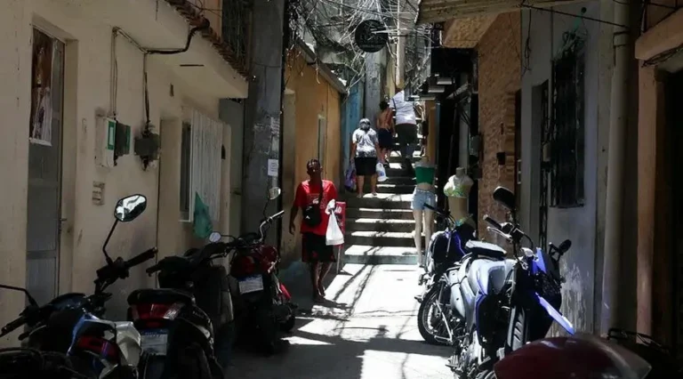 IBGE: quase 20% dos moradores de favelas vivem em ruas sem acesso a carros