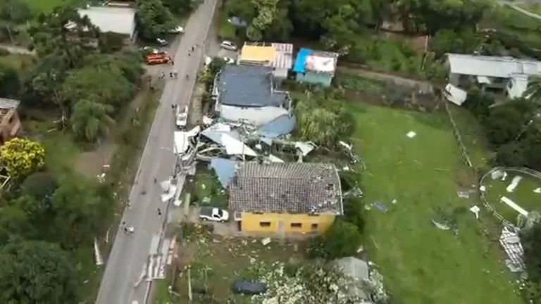 Tornado com ventos de 100 km/h devastam Farroupilha (RS); veja imagens