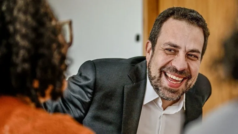 Boulos diz que Lula derrotará Flávio e ironiza senador: “Não vai desmaiar”