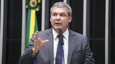 Ninguém pode renunciar a um mandato que já não existe, diz líder do PT