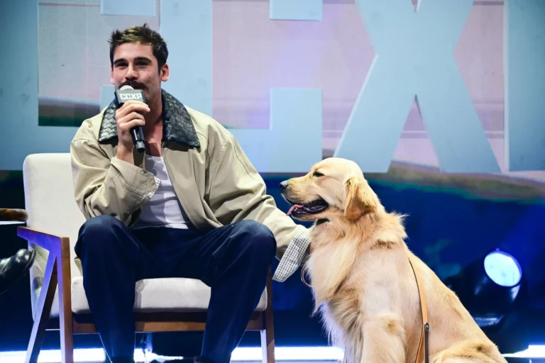 CCXP25: Nicolas Prattes chega em palco com fusca e cachorro; veja