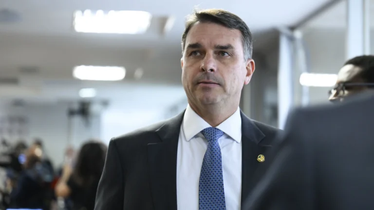 Flávio Bolsonaro pede ao TCU medidas para evitar rombo nas contas públicas