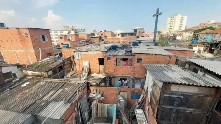 Mais de 60% dos moradores de favelas vivem em locais sem árvores, diz IBGE