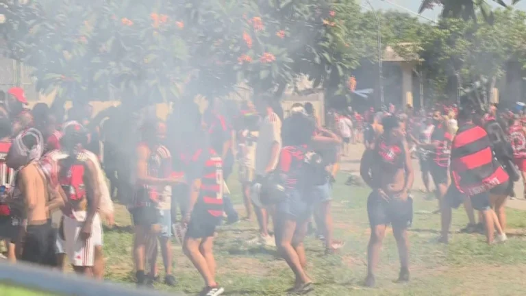 AeroFla tem confusão na chegada do time ao aeroporto do Galeão (RJ)