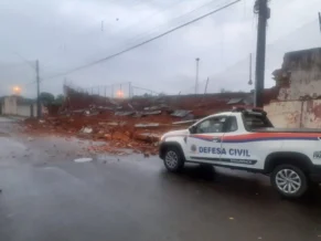 Estádio de futebol desaba após fortes chuvas no interior de SP