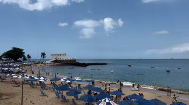 Homem que furtou turista após encontro na praia na BA usava tornozeleira