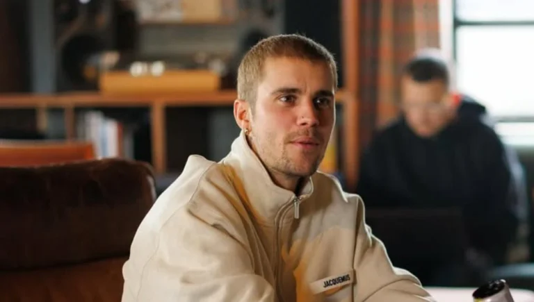 Justin Bieber revisita o cenário de “Baby” e canta música após 15 anos