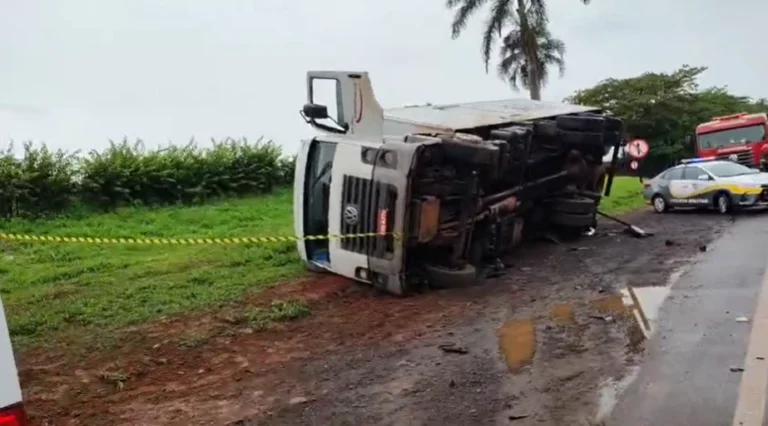 Caminhão tomba em cima de carro e quatro pessoas morrem em rodovia de SP