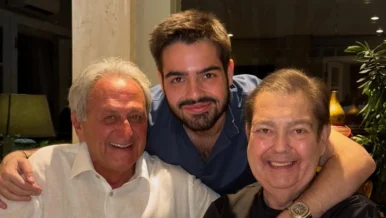 Faustão aparece sorridente em foto rara curtindo o Natal em família