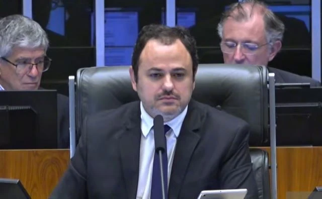 Glauber ocupa cadeira da presidência da Câmara