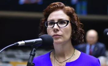 Se extraditada, Zambelli pode retomar mandato de deputada? Entenda